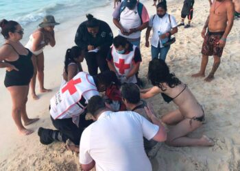 Auxilian a tres mujeres en Playa Norte, entre ellas una menor de 2 años