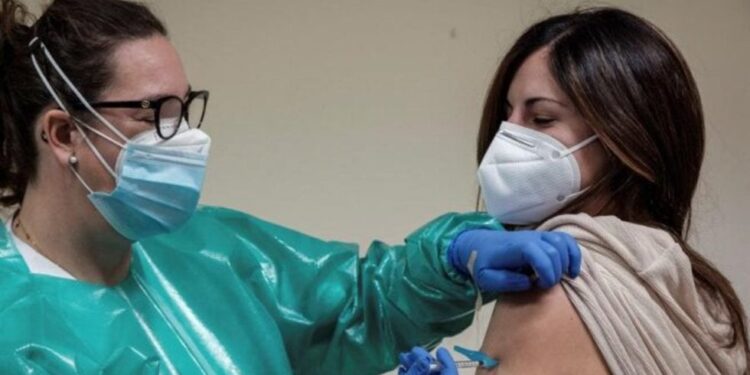 Maestros serían vacunados del 15 al 20 de abril, señala AMLO