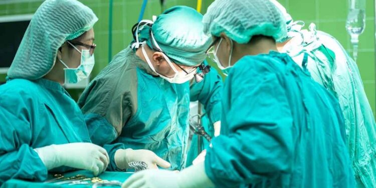 Médico amputa pierna equivocada a un abuelito; esto dijo el hospital