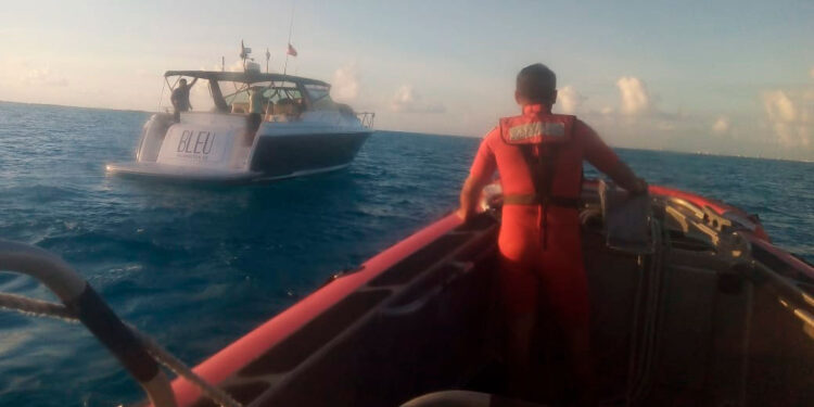 Rescatan a seis personas a bordo de una embarcación cerca de Isla Mujeres