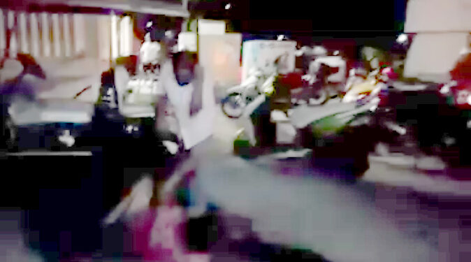 Vecinos tunden a golpes a presunto ladrón en Isla Mujeres (video)