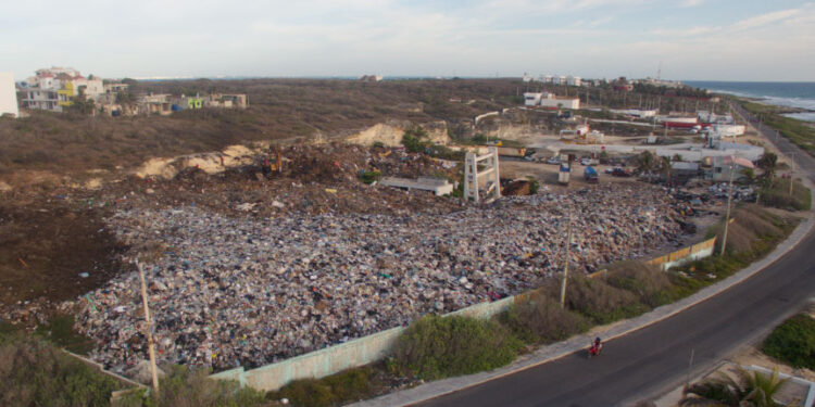 Sofocan incendio en la estación de transferencia de basura en Isla Mujeres
