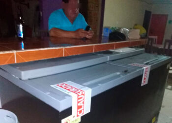 Inspectores de Sefiplan clausuran el Bar Broncos en Isla Mujeres