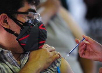 Vacuna CanSino, aplicada a maestros en México, pierde efectividad en seis meses