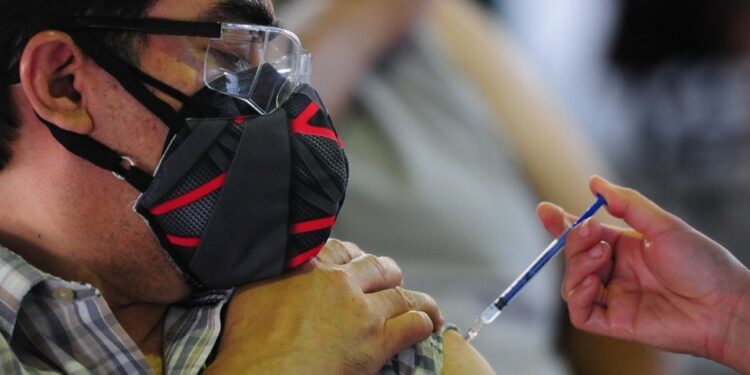 Vacuna CanSino, aplicada a maestros en México, pierde efectividad en seis meses