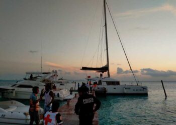 Turista fallece mientras paseaba a bordo de un catamarán en las inmediaciones de Isla Mujeres