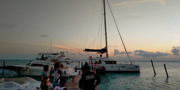 Turista fallece mientras paseaba a bordo de un catamarán en las inmediaciones de Isla Mujeres