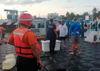 Rescatan a cuatro personas a 13 kilómetros al noreste de Isla Mujeres