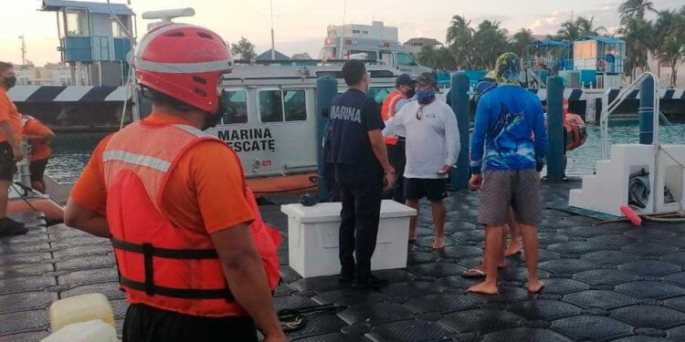 Rescatan a cuatro personas a 13 kilómetros al noreste de Isla Mujeres