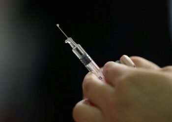 Autoriza EU uso de la vacuna anti COVID de Pfizer en niños de 12 a 15 años