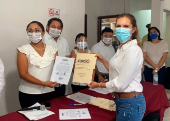 Recibe Atenea Gómez Ricalde la constancia de mayoría de manos del Ieqroo