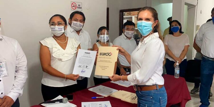 Recibe Atenea Gómez Ricalde la constancia de mayoría de manos del Ieqroo