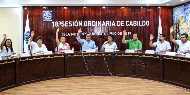 Jesús Castillo Magaña podría asumir presidencia municipal en Isla Mujeres