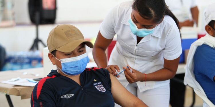Esperamos tener más personas vacunadas en Quintana Roo al iniciar el verano: Carlos Joaquín