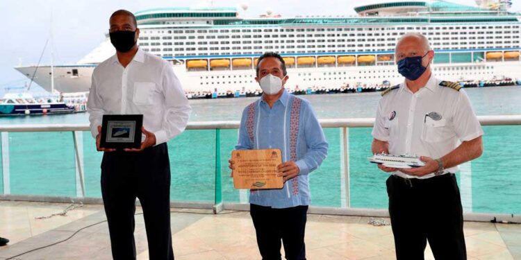Carlos Joaquín recibe el primer crucero tras larga espera de 15 meses en Cozumel