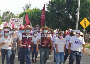 No se requieren escenarios para acercarse a la gente cuando se habla con el corazón: Emir Bellos