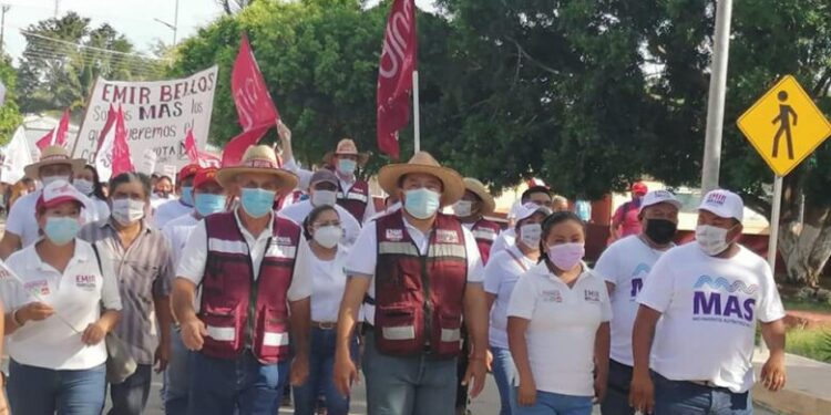 No se requieren escenarios para acercarse a la gente cuando se habla con el corazón: Emir Bellos