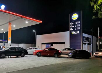 Largas filas en gasolineras al sur de Quintana Roo