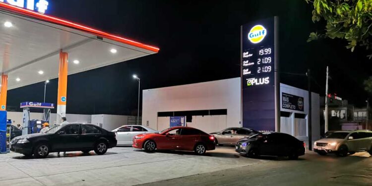 Largas filas en gasolineras al sur de Quintana Roo