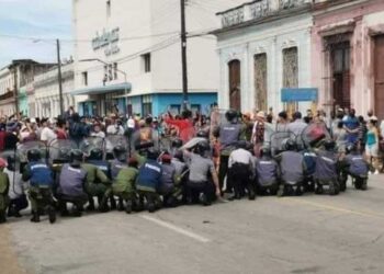 Miles protestan en Cuba contra el gobierno; Díaz-Canel ordena represión