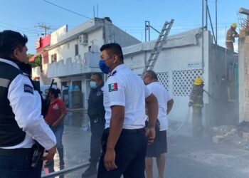 Conato de incendio provoca movilización de bomberos en Isla Mujeres