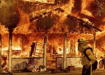 Incontrolables los incendios en varios estados de Estados Unidos