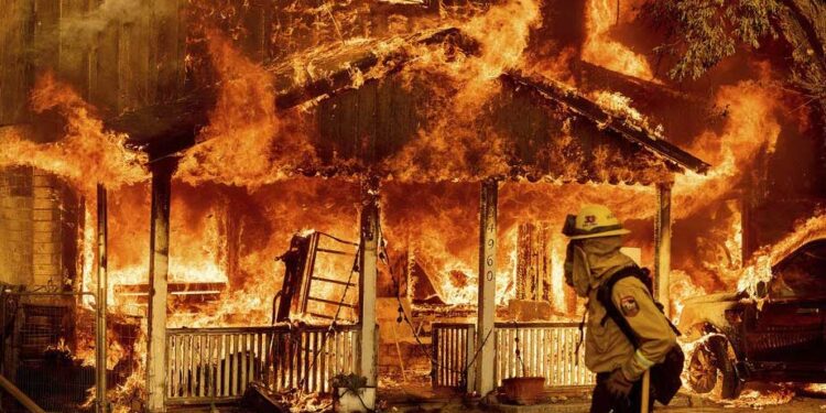 Incontrolables los incendios en varios estados de Estados Unidos