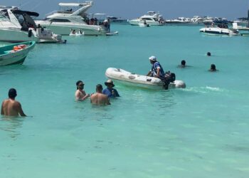 Playa Norte convertido en un tianguis ante la nula vigilancia de las autoridades