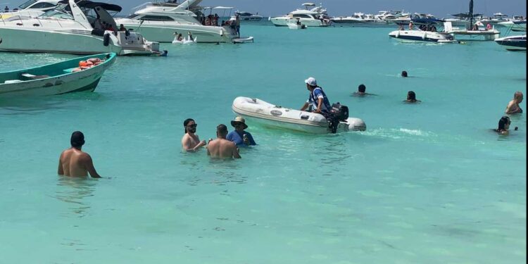 Playa Norte convertido en un tianguis ante la nula vigilancia de las autoridades