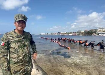 La Secretaría de Marina – Armada de México retira barreras de contención de sargazo en Solidaridad