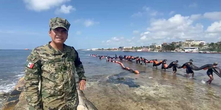 La Secretaría de Marina – Armada de México retira barreras de contención de sargazo en Solidaridad