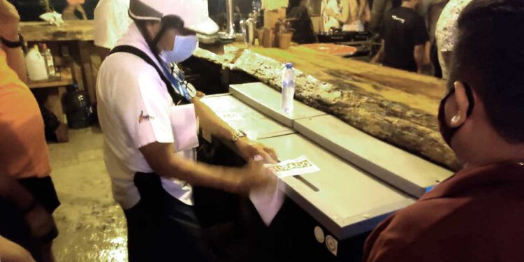 Clausuran en Isla Mujeres dos restaurantes por laborar fuera de horario y sin respetar las medidas sanitarias