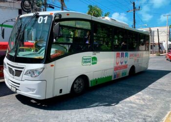 Camión de transporte público se queda sin neumáticos en Isla Mujeres