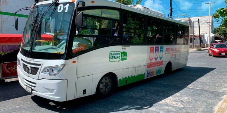 Camión de transporte público se queda sin neumáticos en Isla Mujeres