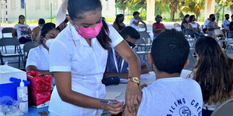 Reportan buena respuesta de jóvenes a la vacunación contra el Covid-19 en Isla Mujeres