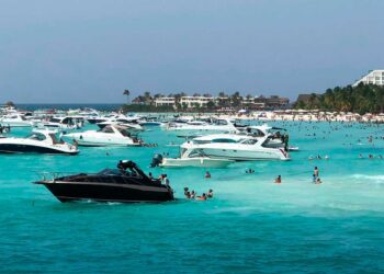 Cientos de embarcaciones arriban en Playa Norte sin ningún tipo de regulación sanitaria