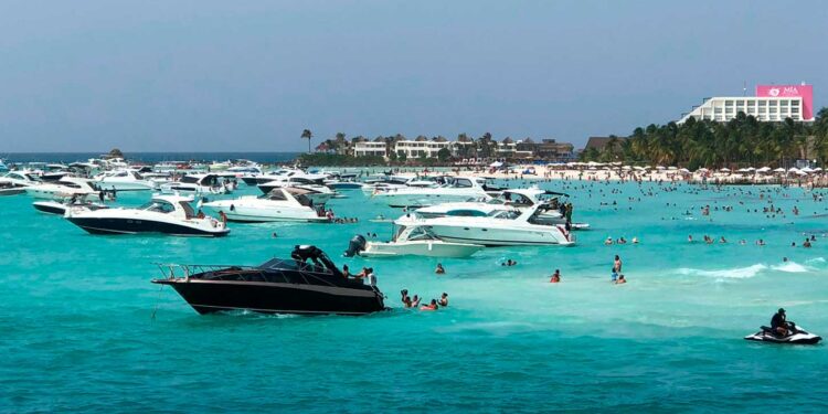 Cientos de embarcaciones arriban en Playa Norte sin ningún tipo de regulación sanitaria