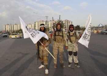 Celebran talibanes la salida de últimos soldados de Estados Unidos