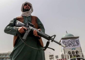 Talibanes se adueñan de armas, helicópteros y aviones de combate provistos por EU