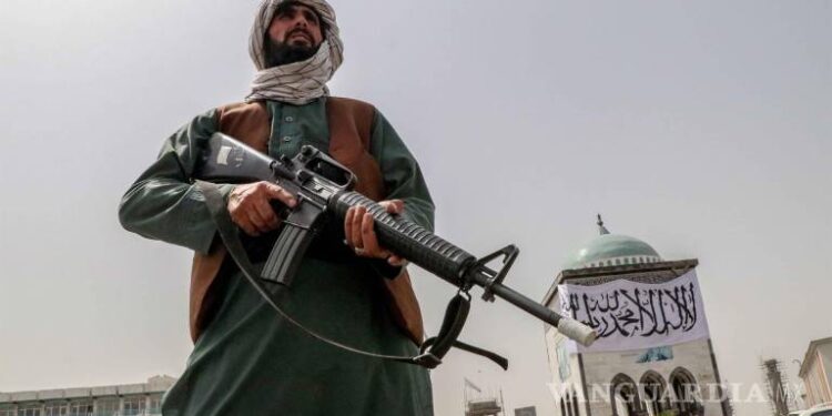 Talibanes se adueñan de armas, helicópteros y aviones de combate provistos por EU