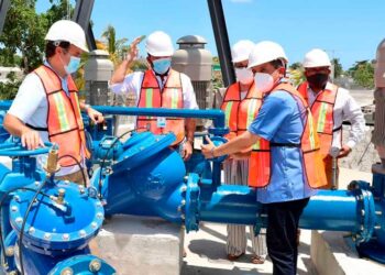 Carlos Joaquín garantiza abastecimiento de agua para las familias de Cozumel