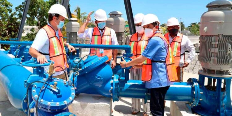 Carlos Joaquín garantiza abastecimiento de agua para las familias de Cozumel