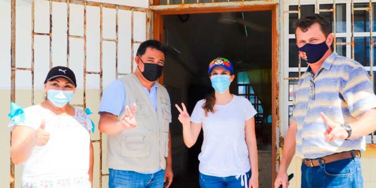 Se suma Atenea Gómez Ricalde a los trabajos de limpieza y mantenimiento de Escuelas