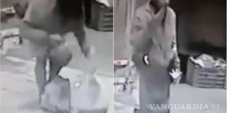 Sujeto saborea cabeza humana antes de ser detenido en la Central de Abastos de Puebla (video)