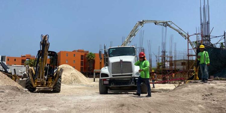 Continúa a marchas forzadas obra del nuevo hospital naval en Isla Mujeres