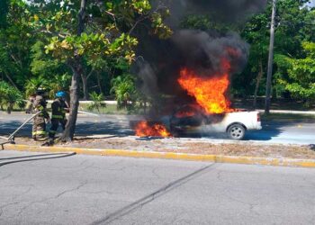 Se incendia su vehículo mientras transitaba por la avenida Kabah