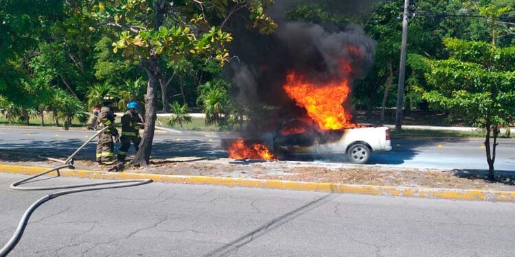 Se incendia su vehículo mientras transitaba por la avenida Kabah