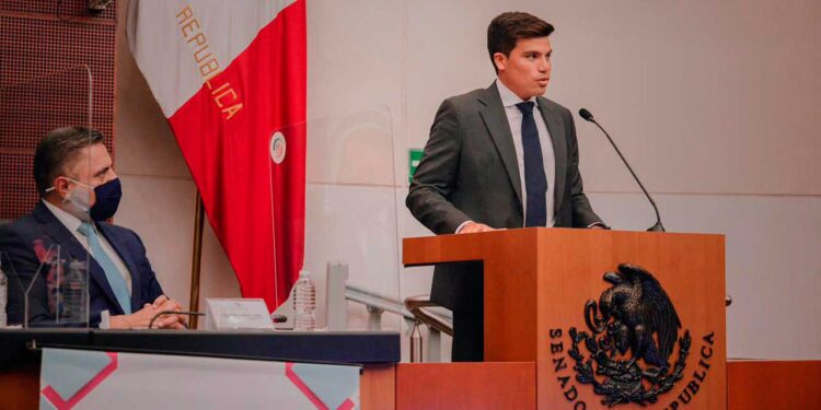 Impulsa Gustavo Miranda profesionalización del Congreso de Quintana Roo