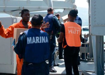 Ayuda humanitaria es desembarcada de los buques de la armada de México para el pueblo de Haití