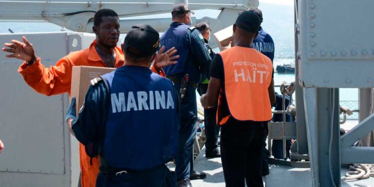 Ayuda humanitaria es desembarcada de los buques de la armada de México para el pueblo de Haití